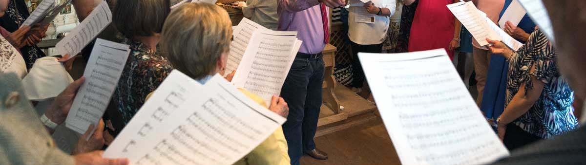 Singende Chormitglieder mit Notenblättern